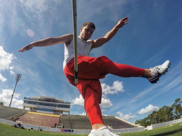 Cairo Santos through contact under the uprights